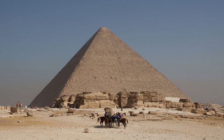Read more about the article Pyramids of Giza & the Sphinx – Egypt
