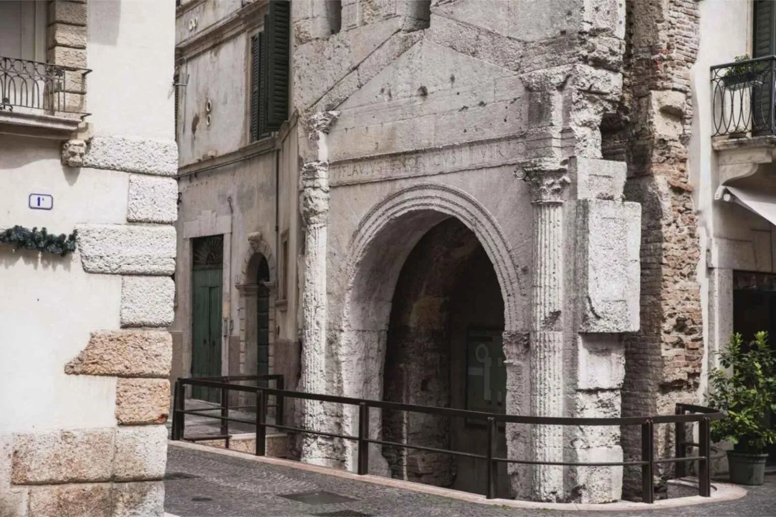 Porta Leoni